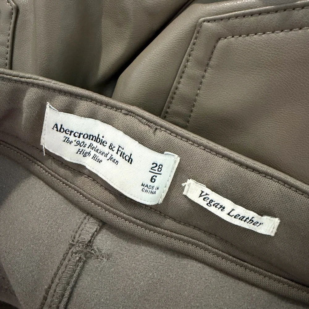 ABERCROMBIE & FITCH The 90’s Relaxed Jean High Rise Pants Vegan Leather Sz 28 - Picture 6 of 6